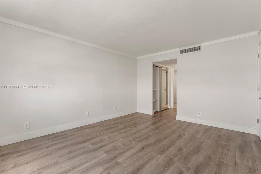 For Rent: $2,400 (1 beds, 1 baths, 910 Square Feet)