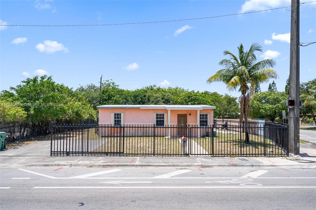 Active With Contract: $375,000 (3 beds, 1 baths, 864 Square Feet)