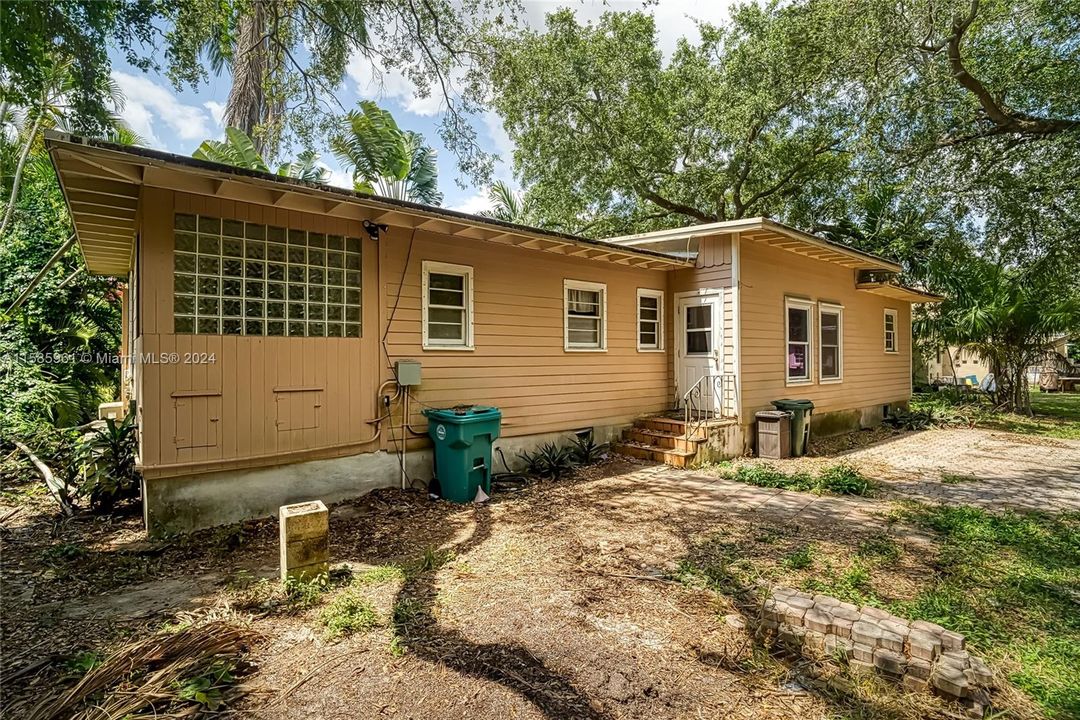 Recently Rented: $3,000 (2 beds, 2 baths, 1194 Square Feet)