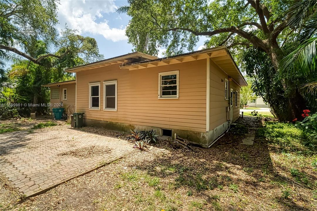 Recently Rented: $3,000 (2 beds, 2 baths, 1194 Square Feet)