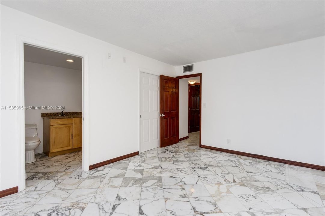 For Sale: $187,500 (2 beds, 2 baths, 992 Square Feet)