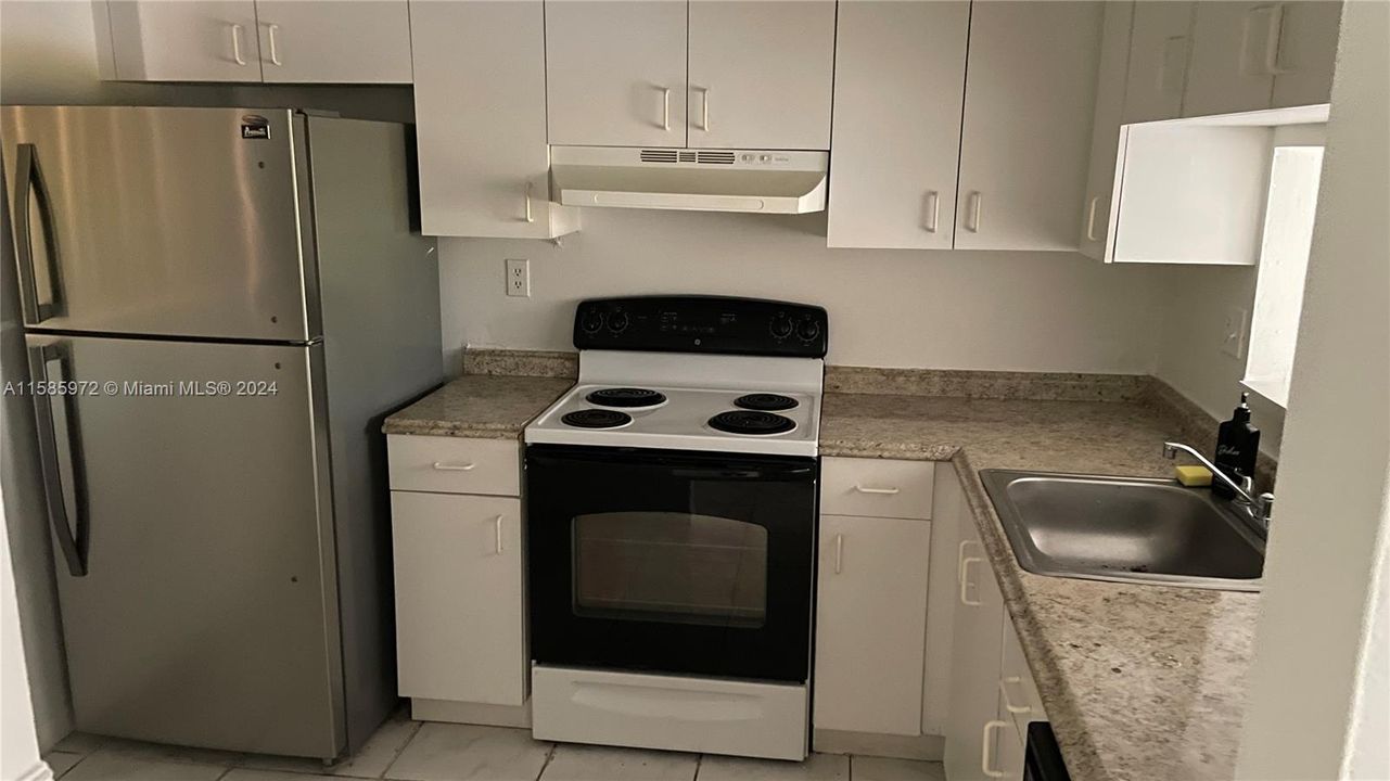 Active With Contract: $1,950 (2 beds, 2 baths, 936 Square Feet)