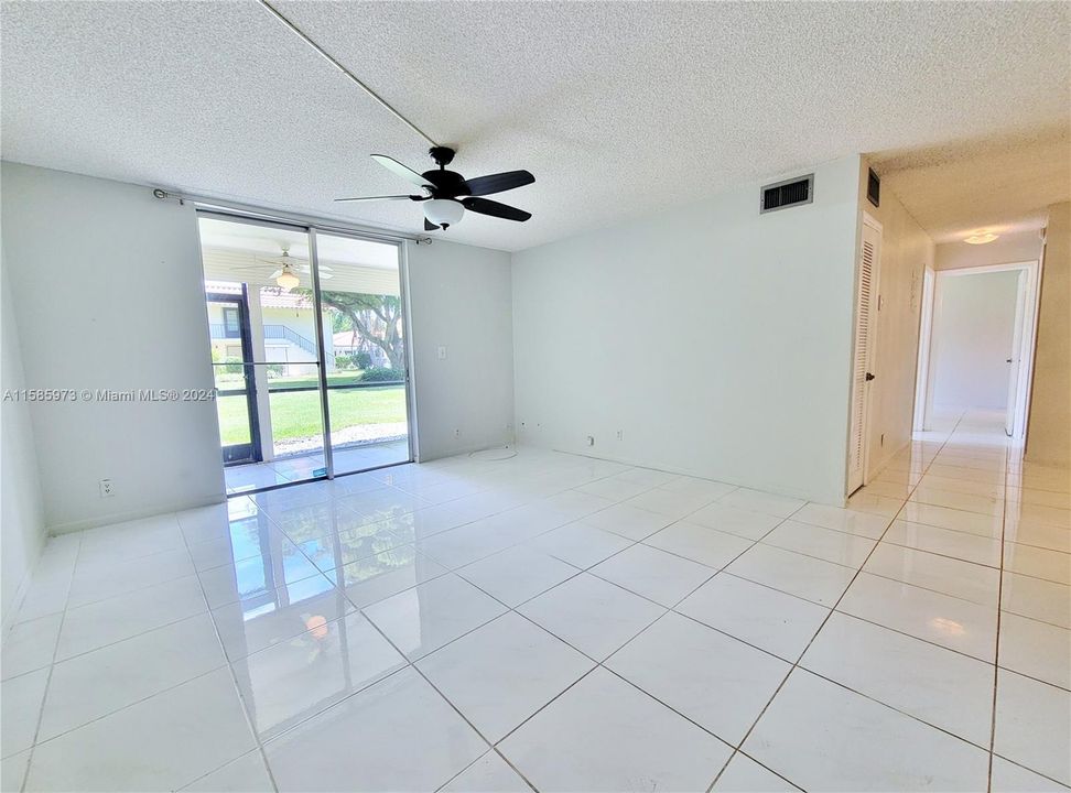 For Sale: $265,000 (2 beds, 2 baths, 978 Square Feet)