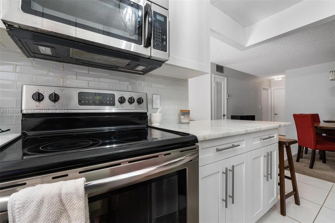 For Sale: $268,000 (2 beds, 2 baths, 978 Square Feet)