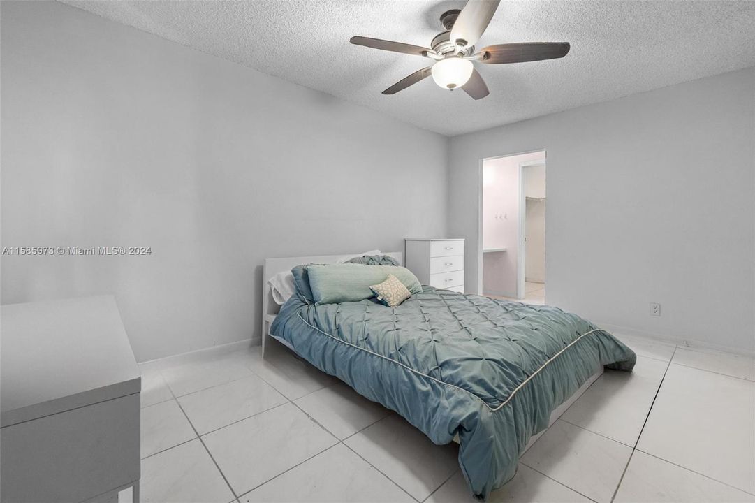 For Sale: $265,000 (2 beds, 2 baths, 978 Square Feet)