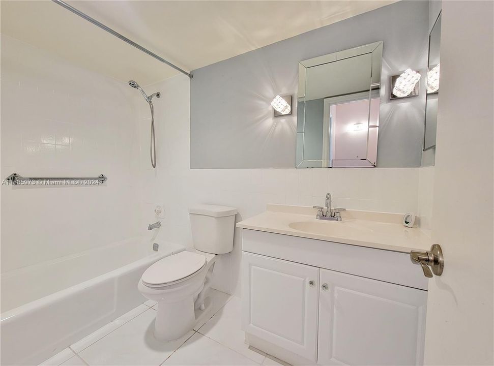 For Sale: $265,000 (2 beds, 2 baths, 978 Square Feet)