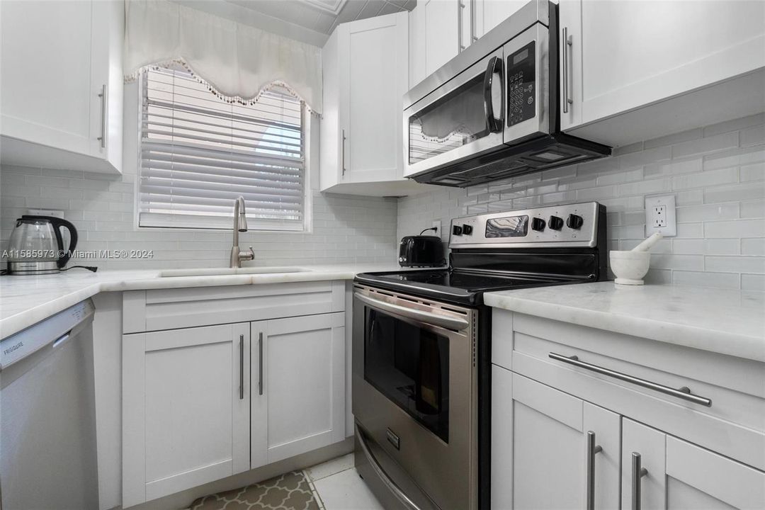 For Sale: $268,000 (2 beds, 2 baths, 978 Square Feet)