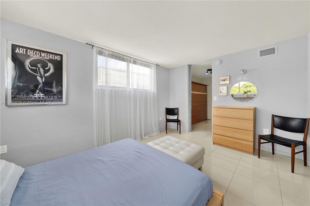 Active With Contract: $300,000 (1 beds, 1 baths, 800 Square Feet)