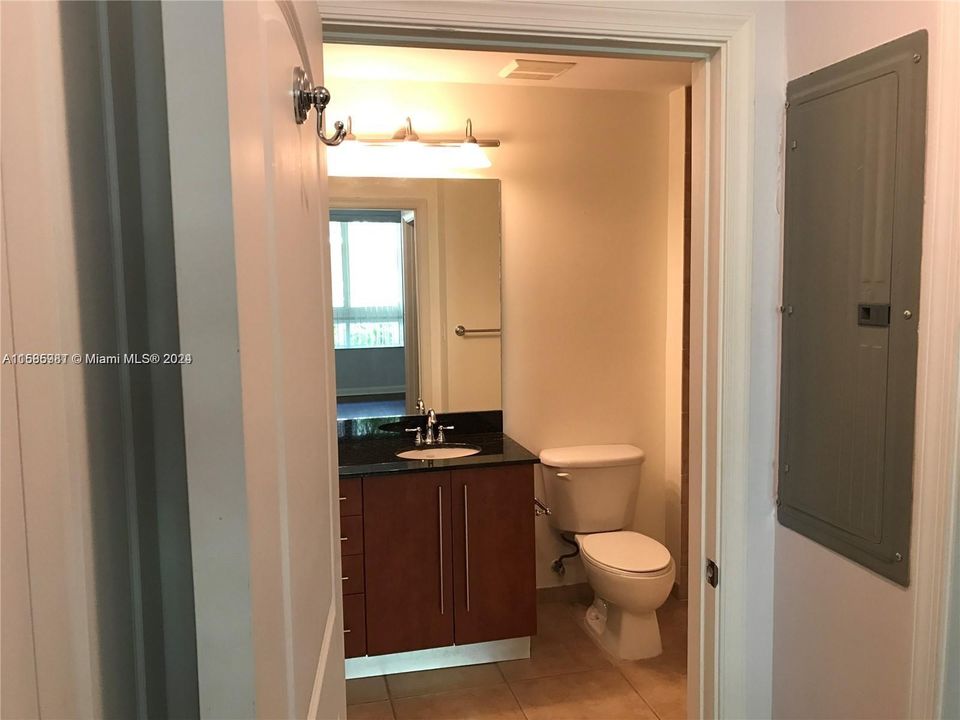 For Sale: $410,000 (2 beds, 1 baths, 961 Square Feet)