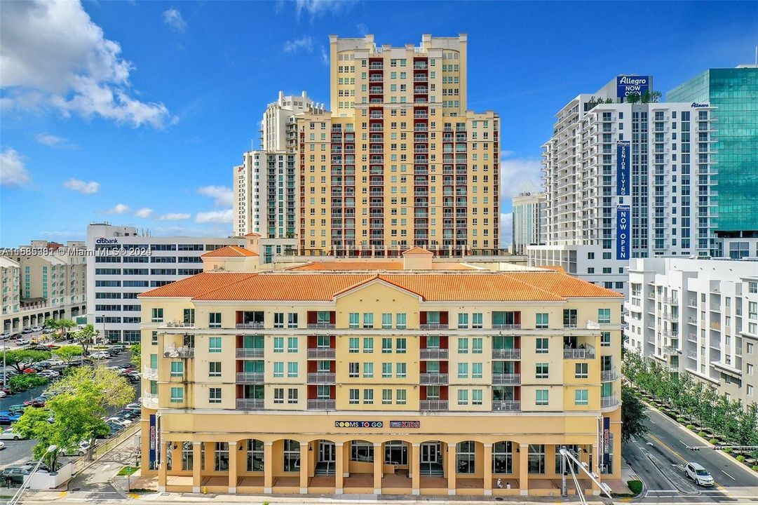 Active With Contract: $390,000 (2 beds, 1 baths, 961 Square Feet)