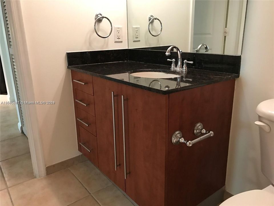For Sale: $410,000 (2 beds, 1 baths, 961 Square Feet)