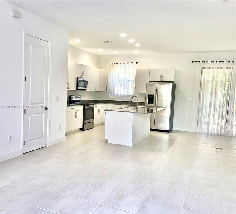 Active With Contract: $3,500 (3 beds, 2 baths, 1692 Square Feet)