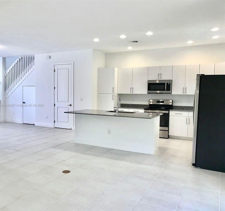 Active With Contract: $3,500 (3 beds, 2 baths, 1692 Square Feet)