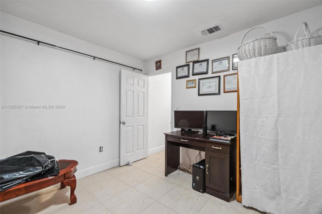 For Sale: $575,000 (3 beds, 2 baths, 1385 Square Feet)