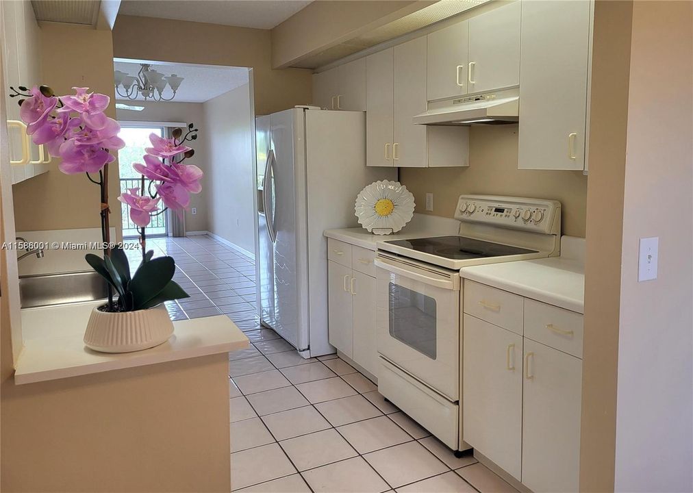 Active With Contract: $2,100 (2 beds, 2 baths, 1137 Square Feet)