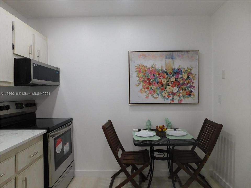 Active With Contract: $1,875 (1 beds, 1 baths, 712 Square Feet)