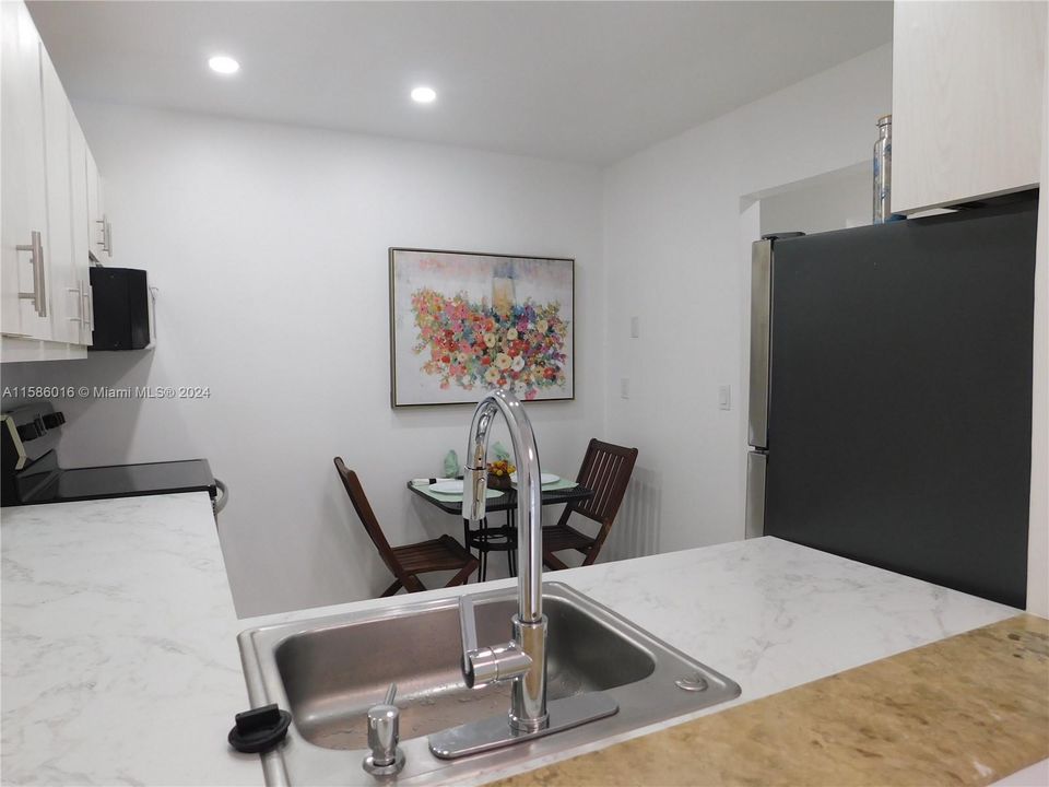 Active With Contract: $1,875 (1 beds, 1 baths, 712 Square Feet)
