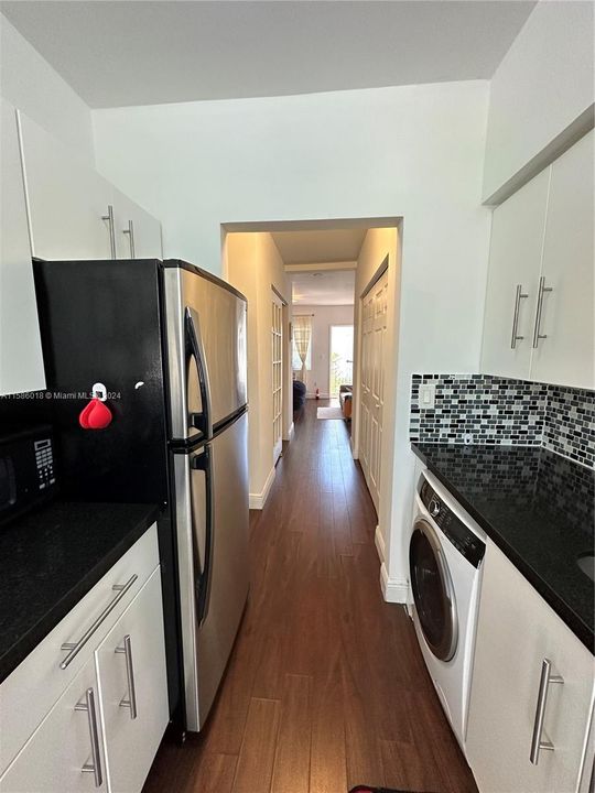 Active With Contract: $1,800 (1 beds, 1 baths, 420 Square Feet)