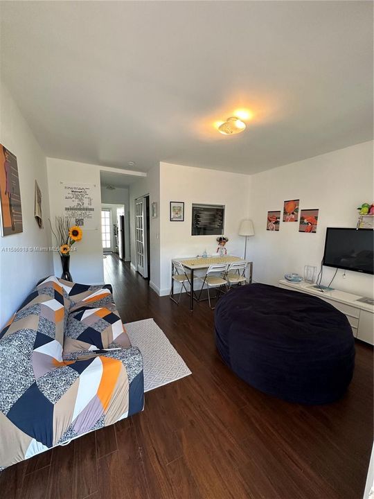 Active With Contract: $1,800 (1 beds, 1 baths, 420 Square Feet)