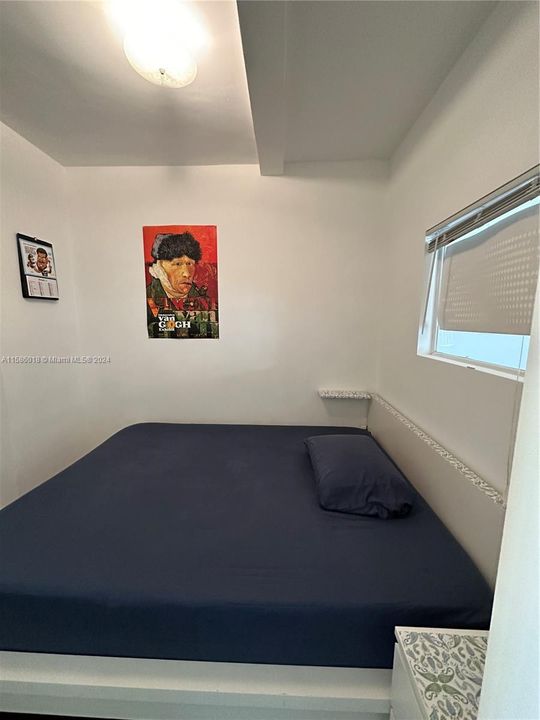 Active With Contract: $1,800 (1 beds, 1 baths, 420 Square Feet)