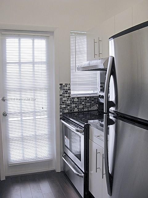 Active With Contract: $1,800 (1 beds, 1 baths, 420 Square Feet)