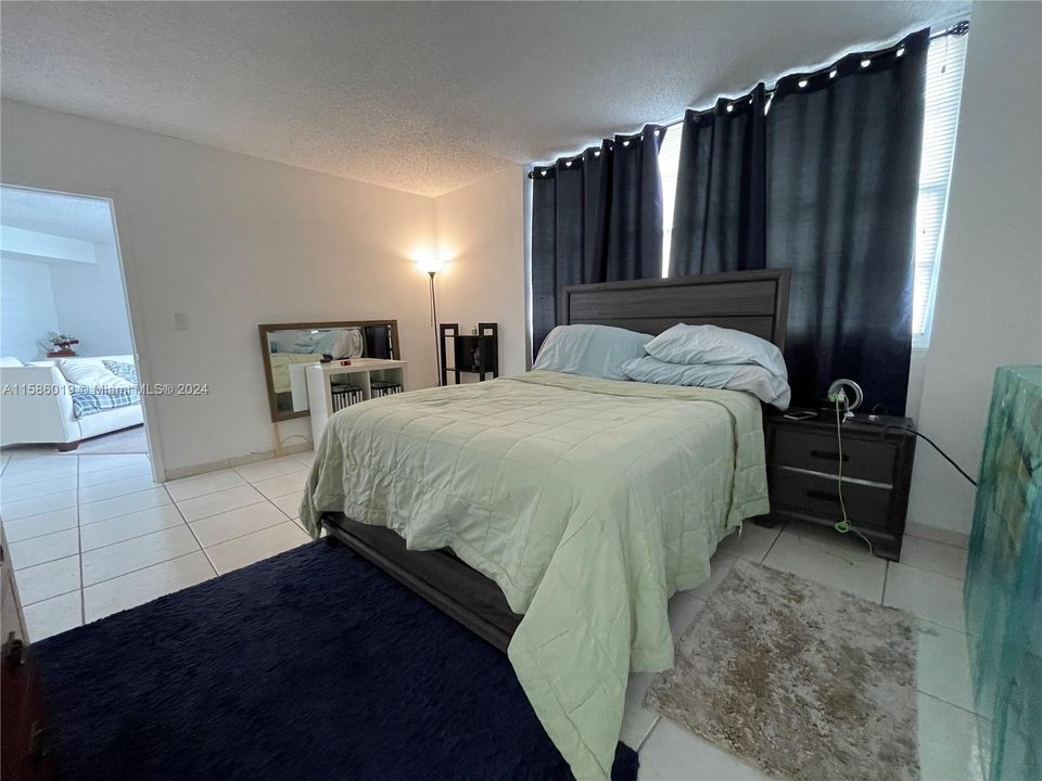 For Sale: $395,000 (2 beds, 2 baths, 990 Square Feet)