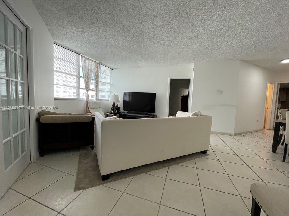 For Sale: $395,000 (2 beds, 2 baths, 990 Square Feet)