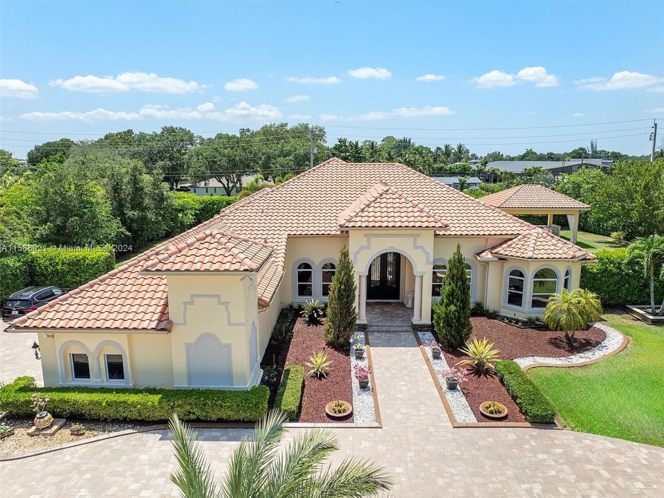 Active With Contract: $2,499,588 (5 beds, 5 baths, 0 Square Feet)
