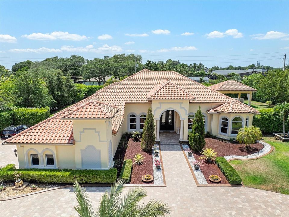 Active With Contract: $2,499,588 (5 beds, 5 baths, 0 Square Feet)