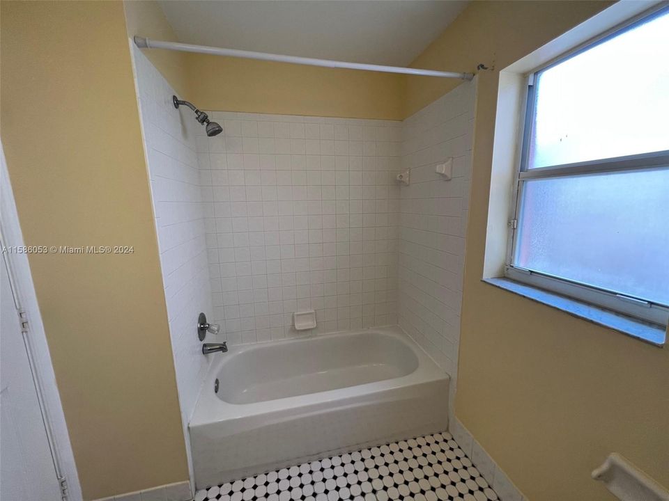 出租: $3,100 (3 贝兹, 2 浴室, 1354 平方英尺)