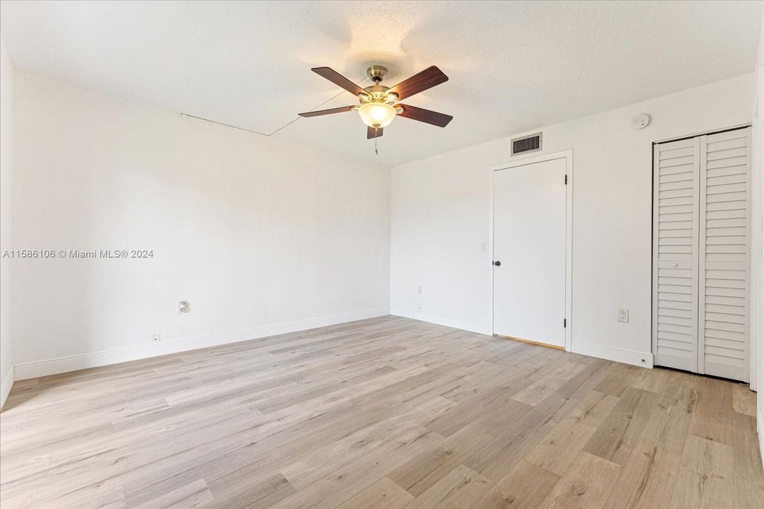 For Sale: $285,000 (2 beds, 2 baths, 985 Square Feet)