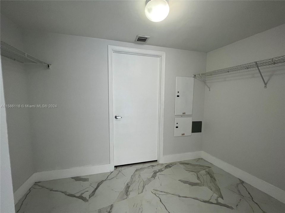 For Rent: $3,000 (1 beds, 1 baths, 825 Square Feet)