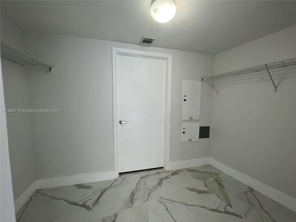 Recently Rented: $2,500 (1 beds, 1 baths, 825 Square Feet)