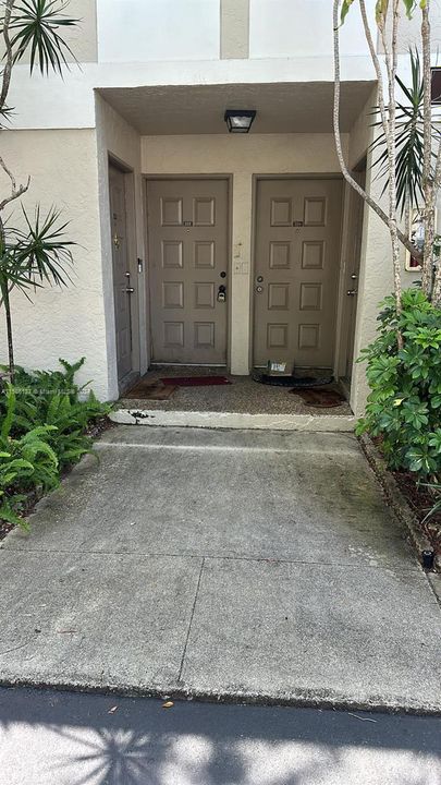 Active With Contract: $1,850 (2 beds, 1 baths, 880 Square Feet)