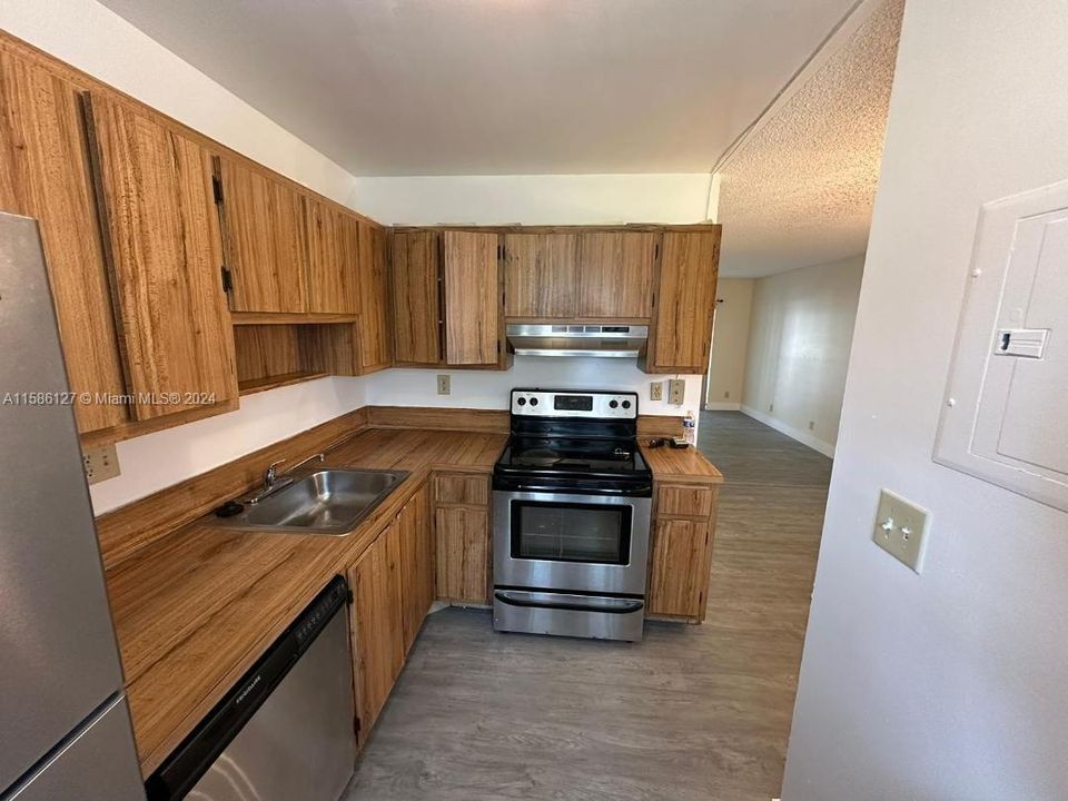 Active With Contract: $1,850 (2 beds, 1 baths, 880 Square Feet)