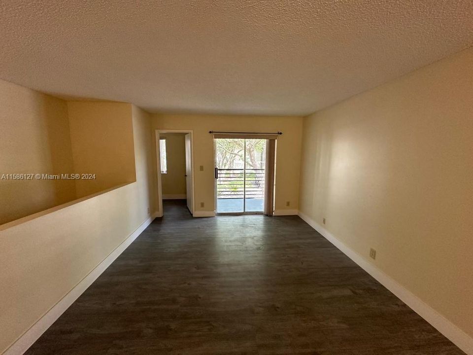 Active With Contract: $1,850 (2 beds, 1 baths, 880 Square Feet)