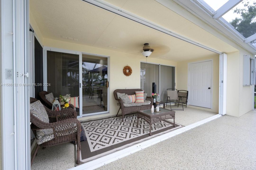 Vendido Recientemente: $299,000 (2 camas, 2 baños, 1152 Pies cuadrados)