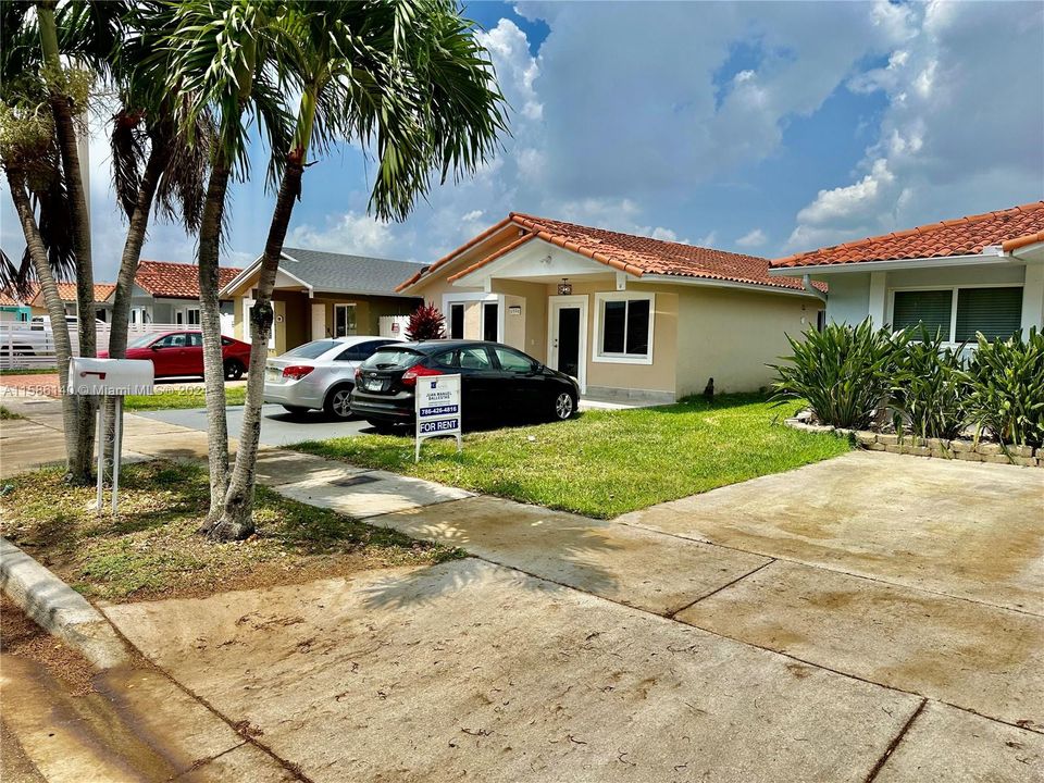 Active With Contract: $3,300 (3 beds, 2 baths, 1406 Square Feet)