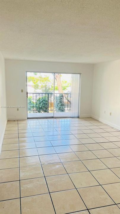 Active With Contract: $1,700 (1 beds, 1 baths, 760 Square Feet)
