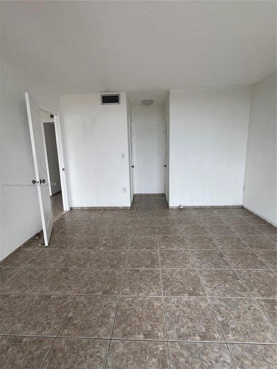 For Rent: $1,800 (1 beds, 1 baths, 861 Square Feet)