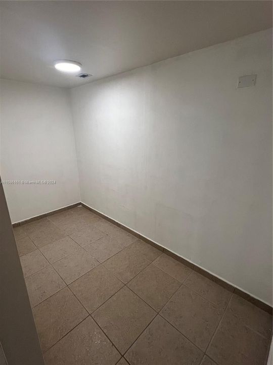 For Rent: $1,800 (1 beds, 1 baths, 861 Square Feet)