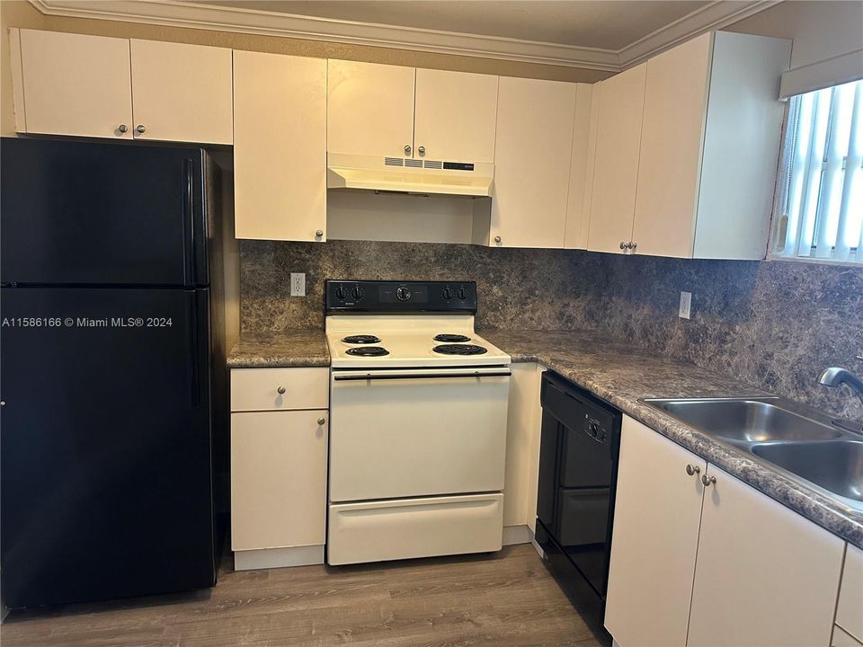 Recently Rented: $1,650 (1 beds, 1 baths, 830 Square Feet)