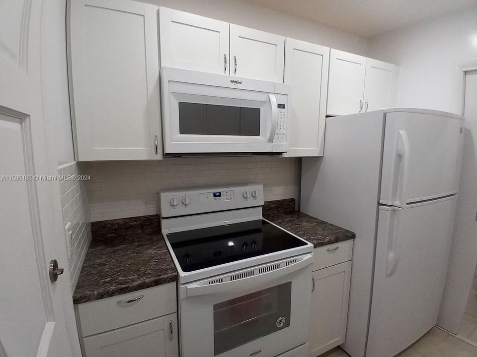 For Sale: $176,000 (1 beds, 1 baths, 640 Square Feet)