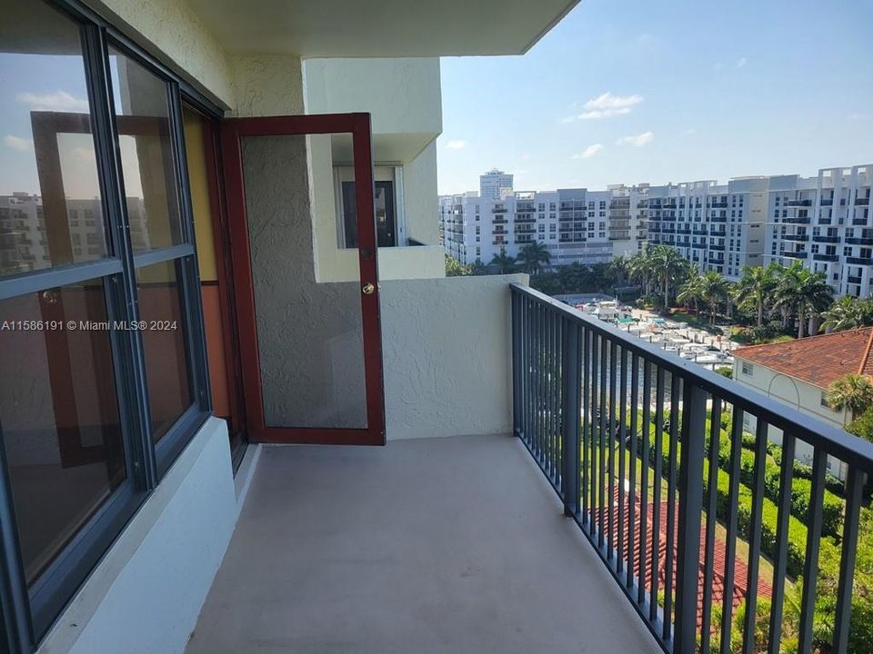 For Sale: $374,400 (2 beds, 2 baths, 1290 Square Feet)