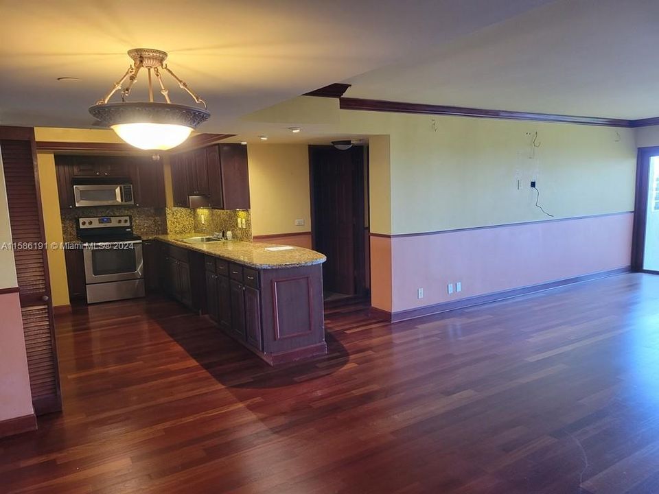 For Sale: $374,400 (2 beds, 2 baths, 1290 Square Feet)
