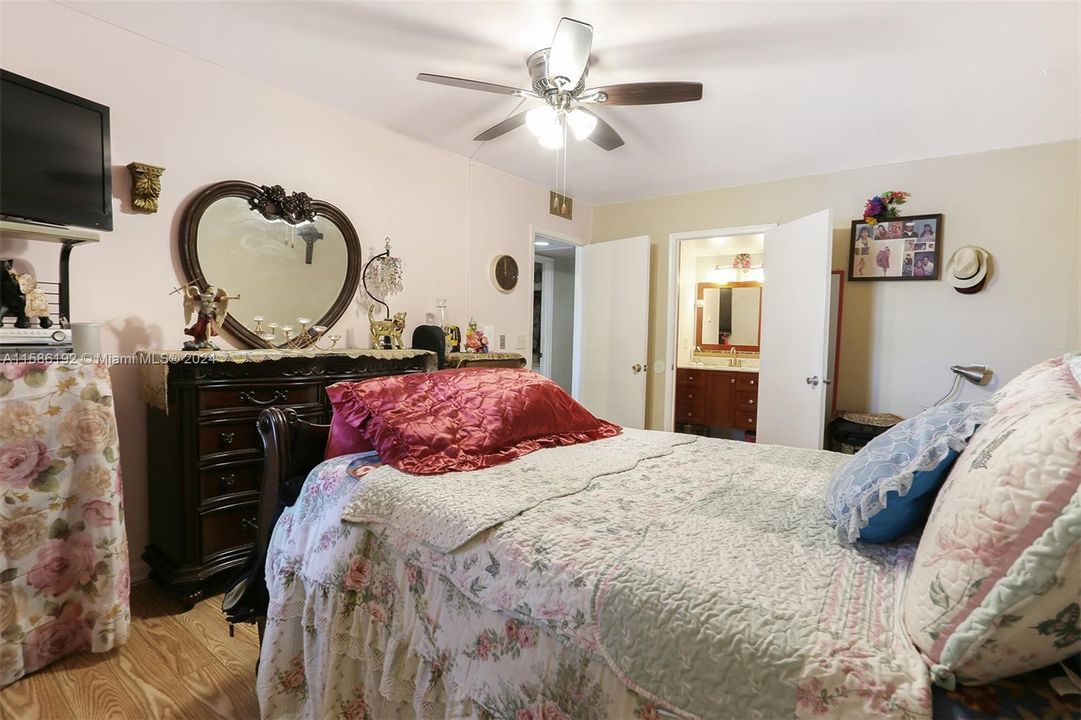 BEAUTIFUL MASTER BEDROOM