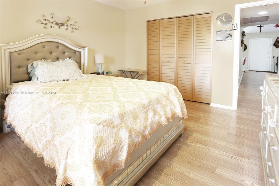 LAMINATE FLOOR IN GUEST BEDROOM