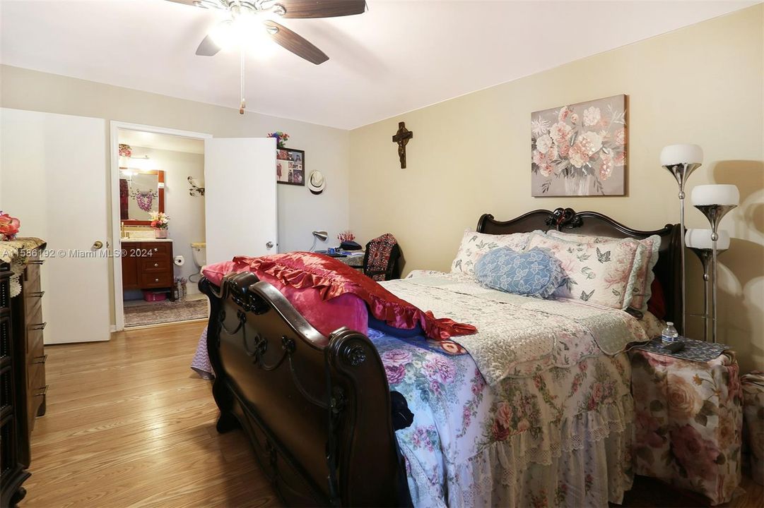 LAMINATE FLOOR IN MASTER BEDROOM