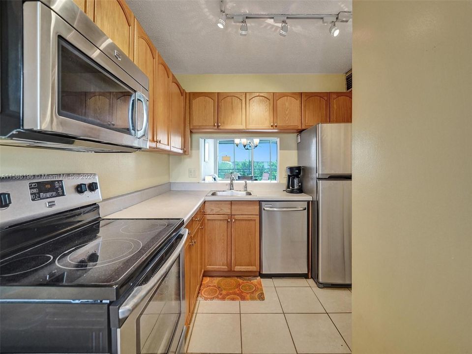 For Sale: $215,000 (2 beds, 2 baths, 1100 Square Feet)