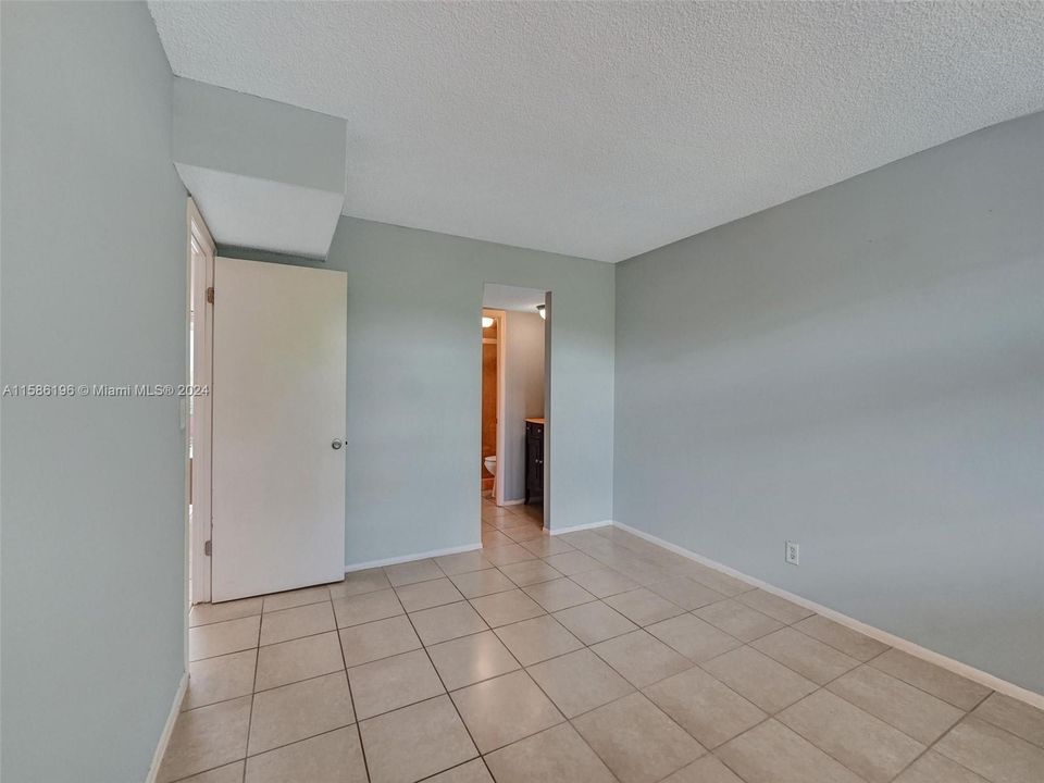 For Sale: $215,000 (2 beds, 2 baths, 1100 Square Feet)